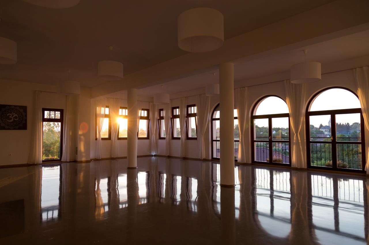 Somogyvámos Radhe Resort Es Syam Meditacios Es Rendezvenykozpont מראה חיצוני תמונה