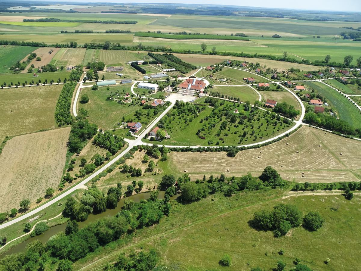 Somogyvámos Radhe Resort Es Syam Meditacios Es Rendezvenykozpont מראה חיצוני תמונה